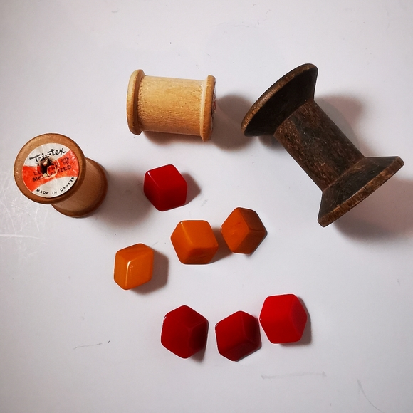 Vintage Two Dimensional Abstract Cube Lucite Buttons Lot of Seven - Picture 6 of 16